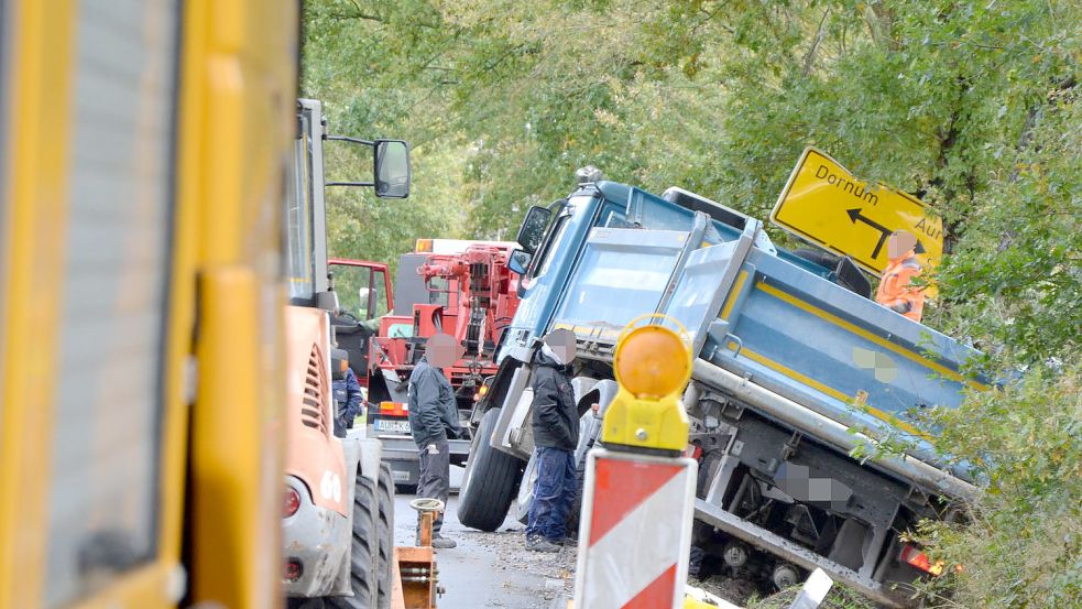 Ein Lastwagen rutschte am Freitagvormittag von der Moordorfer Straße in die Berme. Foto: Franziska Otto