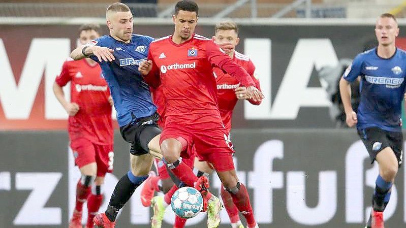 Ein Tor von Felix Platte (l) reichte Paderborn letztlich doch nicht zu einem Punkt gegen den HSV. Foto: Friso Gentsch/dpa