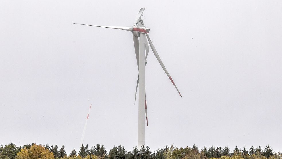 Mit abgerissenen Flügeln ist die Enercon-Anlage in einem Waldstück zu sehen. Die Trümmerteile der Windkraftanlage wurden vom Sturm weggeschleudert. .Foto: DPA