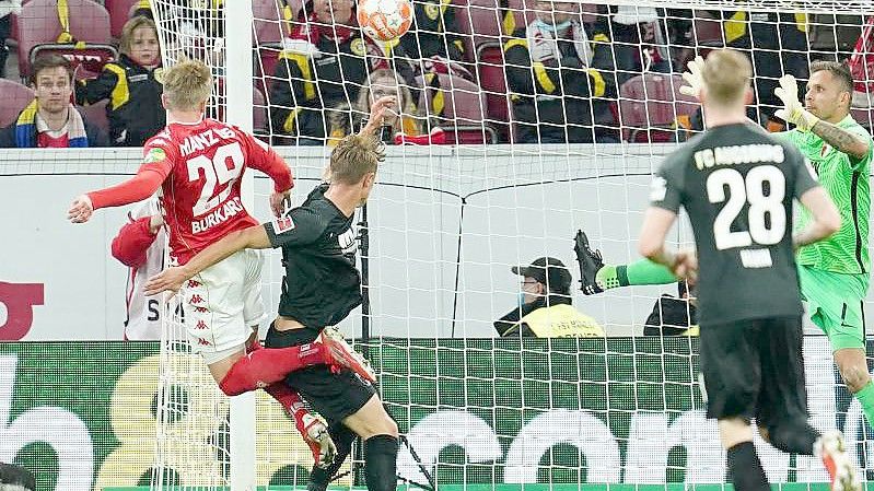 Jonathan Burkhardt (l) erzielte beim Mainzer Sieg gegen Augsburg zwei Treffer. Foto: Uwe Anspach/dpa