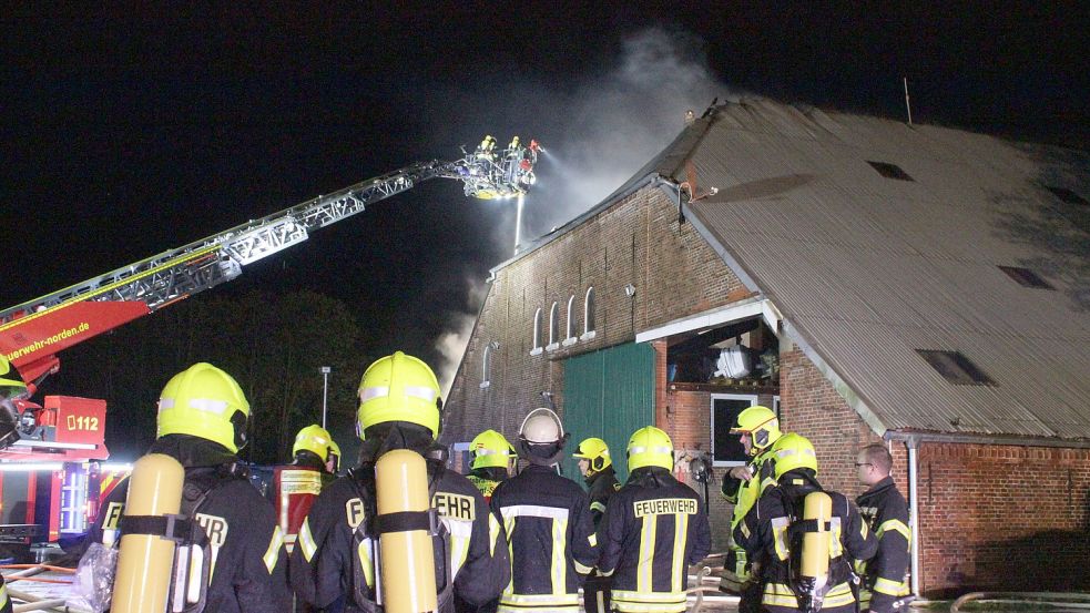 Etliche Feuerwehrleute gingen unter Atemschutz gegen die Flammen vor. Hier macht sich die Ablösung bereit. Foto: Karin Böhmer