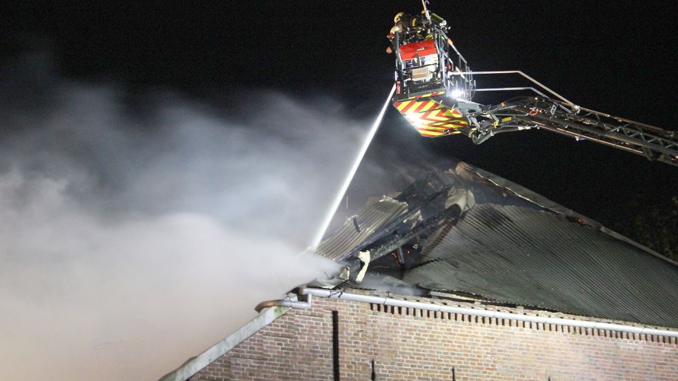 Von der Norder Drehleiter aus bekämpften Trupps unter Atemschutz die Flammen durchs Dach. Foto: Karin Böhmer