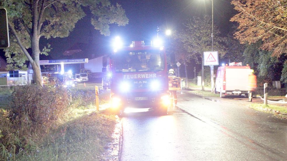 Die Straßen am Ortseingang von Wirdum standen voller Einsatzfahrzeuge. Foto: Karin Böhmer