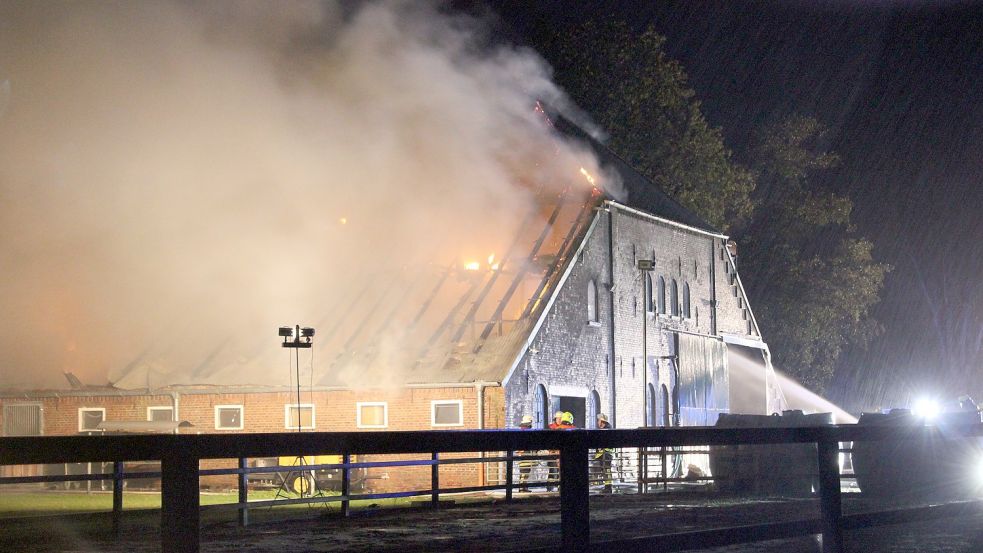 Rund die Hälfte der Dachkonstruktion der Scheune ist laut Feuerwehr zerstört. Foto: Karin Böhmer