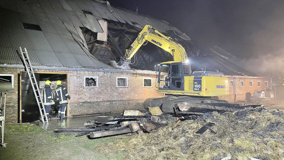 Bis zum Morgen wurden Glutnester überwacht und das Heu auseinandergezogen und abgelöscht. Foto: Carsten Redenius/Feuerwehr