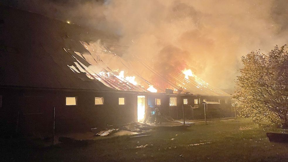 Als die Einsatzkräfte eintrafen, brannte es lichterloh. Foto: Carsten Redenius/Feuerwehr