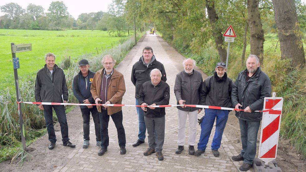 Ralf Biller, Oswald Ottersberg, beide von der Gemeinde Großefehn, sowie ein Teil der ehrenamtlichen Helfer mit Eilhard Gronewold, Kai Feyen, Eilhard Ostendorf, Martin Aden, Hartmut Lienemann und Folkert Stein bei der offiziellen Freigabe des Goosemeerwegs. Foto: Gemeinde Großefehn