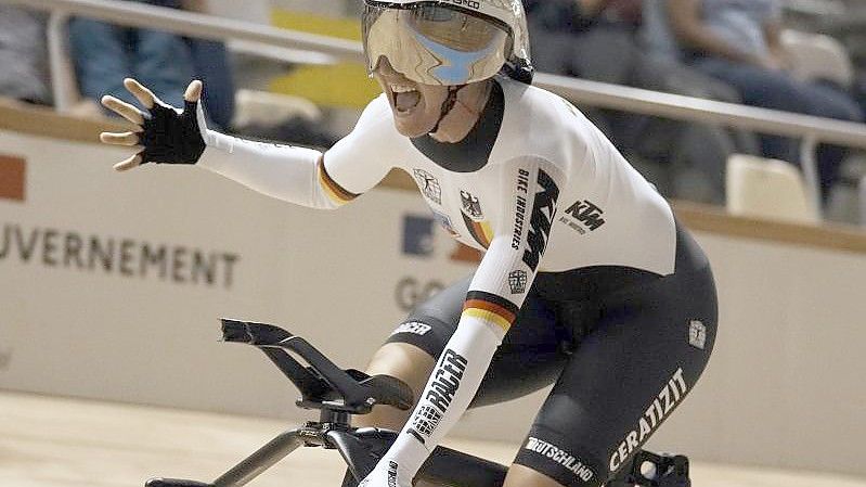 Lisa Brennauer legte im Vélodrome von Roubaix einen deutschen Rekord hin. Foto: Thibault Camus/AP/dpa