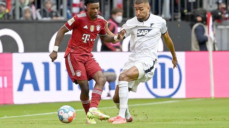 Bayerns Omar Richards (l) in Aktion gegen Hoffenheims Kevin Akpoguma. Foto: Sven Hoppe/dpa