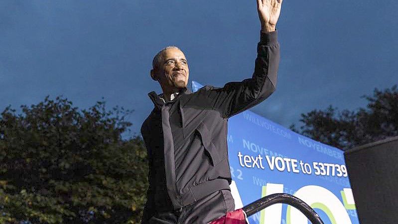 Barack Obama, ehemaliger Präsident der USA, verlässt die Bühne, nachdem er auf einer Wahlveranstaltung im Weequahic Park eine Rede gehalten hat. Foto: Stefan Jeremiah/AP/dpa