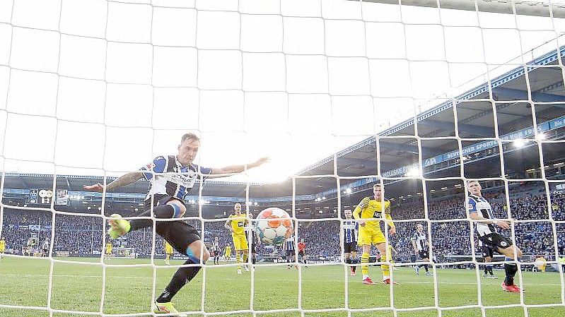 Der Fußball-Samstag war turbulent. Foto: Friso Gentsch/dpa