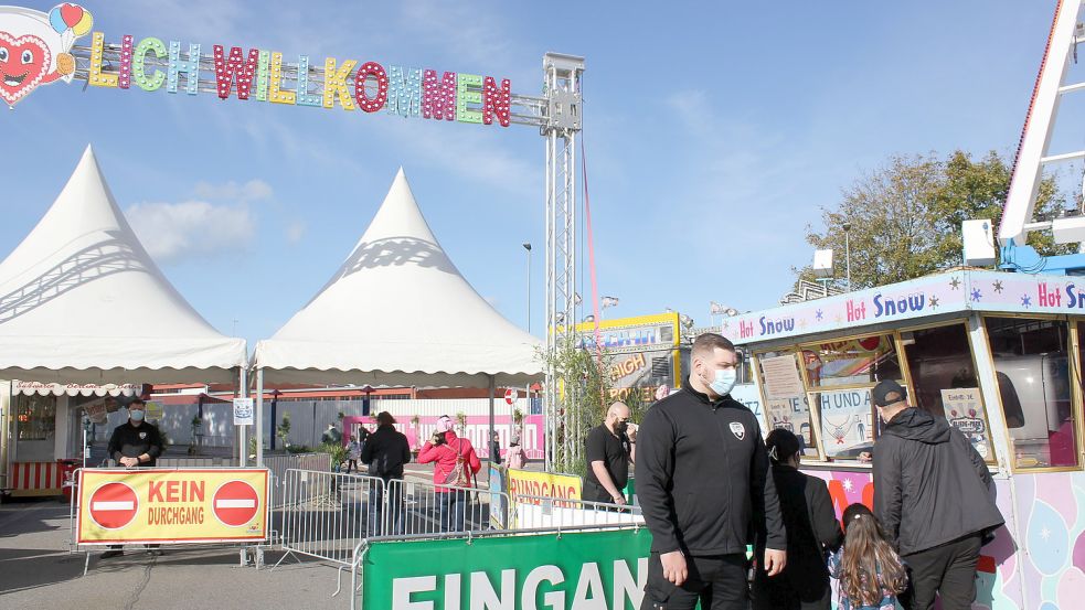 Der Herbstmarkt ist seit 14 Uhr eröffnet. Für Erwachsene gilt 3G. Foto: Karin Böhmer