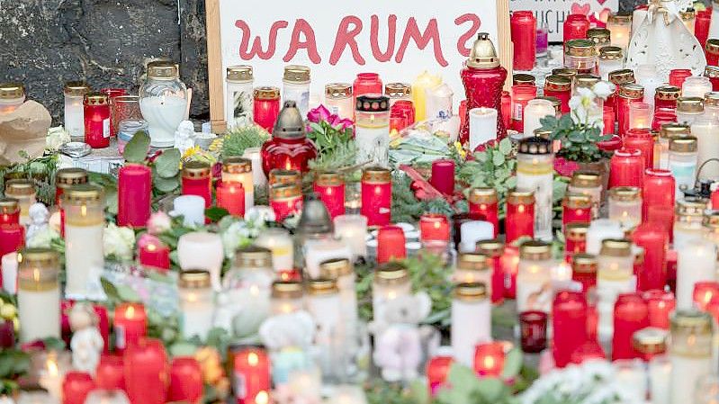 Vor der Porta Nigra haben Menschen im Dezember 2020 zum Gedenken an die Opfer der Amokfahrt Kerzen aufgestellt. Foto: Oliver Dietze/dpa