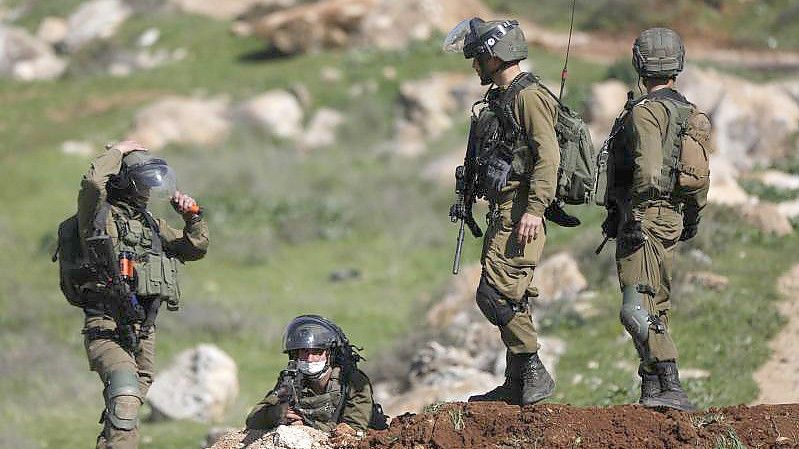 Israelische Streitkräfte gehen während einer Demonstration gegen den Ausbau von Siedlungen im israelisch besetzten Westjordanland in Stellung. Foto: Shadi Jarar'ah/APA Images via ZUMA Wire/dpa/Archiv