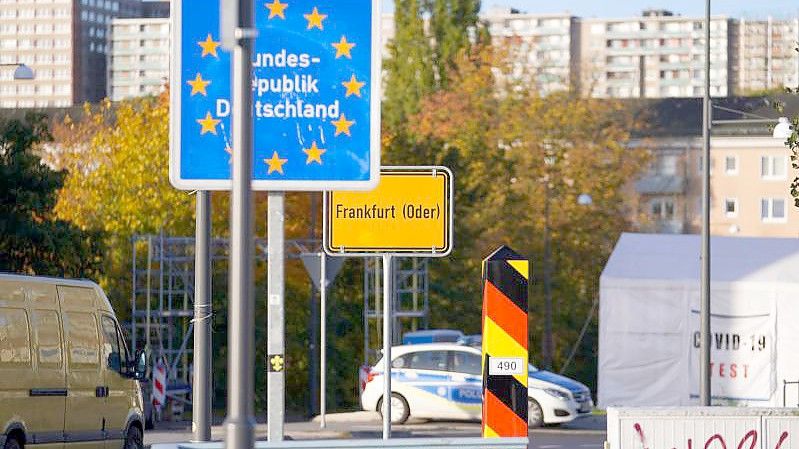 Ein Wagen der Bundespolizei steht an der deutsch-polnischen Grenze in Frankfurt (Oder). Foto: Jörg Carstensen/dpa