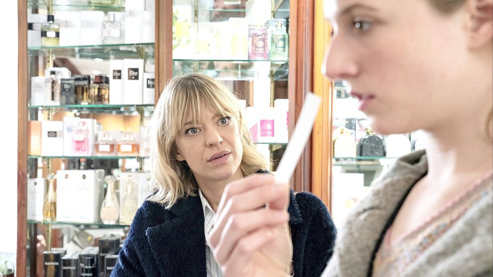 Ellen Berlinger (Heike Makatsch) versucht gemeinsam mit ihrer blinden Zeugin Rosa (Henriette Nagel) herauszufinden, welches Parfum sie am Tatort gerochen hat. Foto: SWR/Bettina Müller