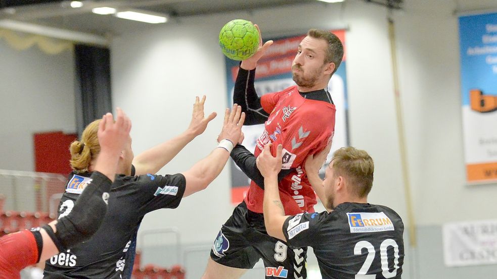 Kevin Wendlandt ließ sich nicht abdrängen. Er trug in der zweiten Halbzeit maßgeblich zum Sieg des OHV gegen das Team Handball Lippe II bei. Fotos: Bernd Wolfenberg
