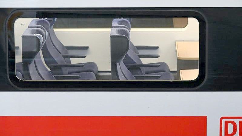 Die Bahn plant für die Tage des Weihnachtsverkehrs sogenannte Verstärkerzüge einzusetzen. Foto: Uwe Zucchi/dpa