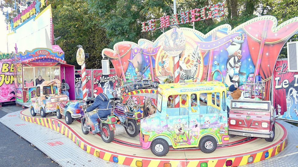 Die Kleinsten zog es zu den sieben Kinderkarussells. Foto: Gerd-Arnold Ubben