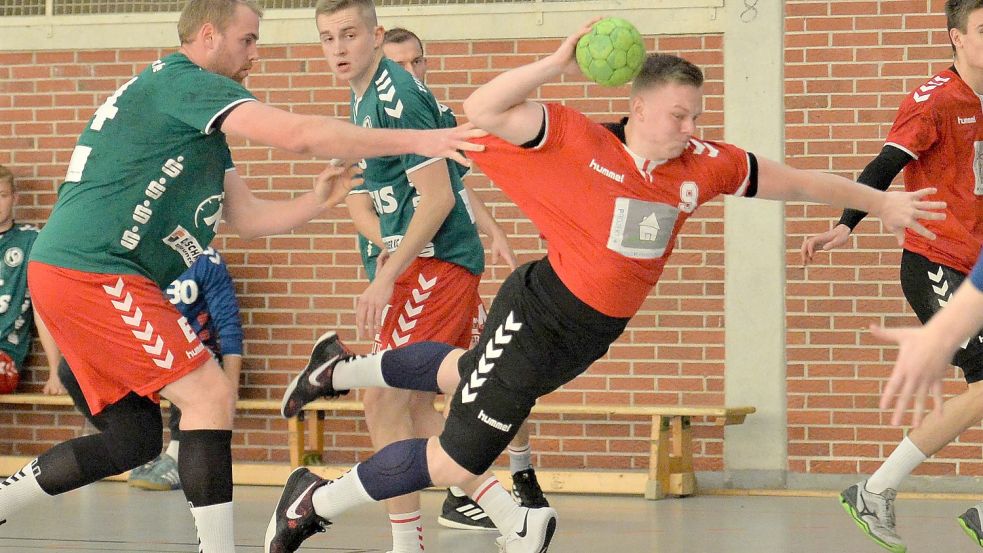 Nico Gronau ließ sich von der Bremervörder Abwehr nicht aufhalten und sorgte mit seinen Toren für die 2:0-Führung des OHV II. Fotos: Bernd Wolfenberg