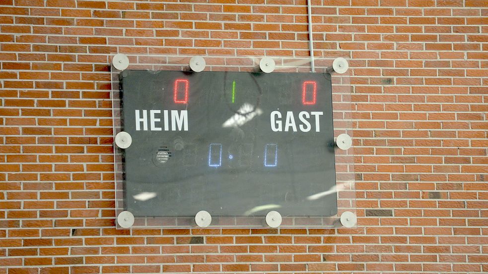 Auf einer neuen elektronischen Anzeigetafel leuchten jetzt Spielstände, Spielzeit und Zeitstrafen.