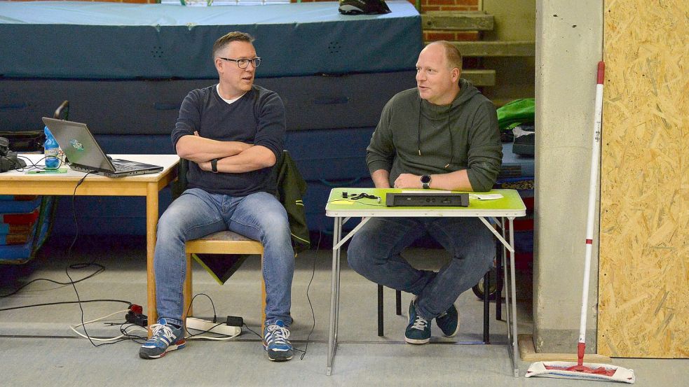 Aufgrund von Renovierungsarbeiten in der Ellernfeldhalle müssen sich Zeitnehmer Dennis Pahl (rechts) und Sekretär Holger Lübben behelfsmäßig ihren Platz schaffen.