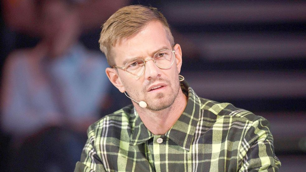 Joko Winterscheidt ist nach Angaben der „Bild“ positiv auf das Coronavirus getestet worden und musste daher kurzfristig als Teilnehmer bei „Last One Laughing“ ersetzt werden. Foto: Imago images/Christoph Hardt
