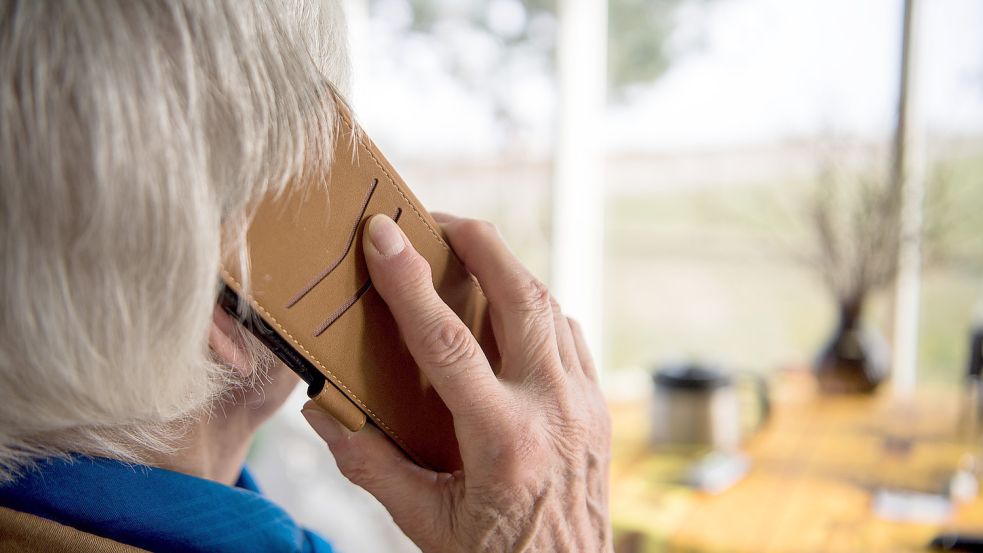 Beim modernen Heiratsschwindel treten die Betrüger in der Regel nicht persönlich auf. Es bleibt bei Kontakten über das Internet oder das Telefon. Aber das kann schon ausreichen, die Opfer in eine emotionale Abhängigkeit zu treiben. Symbolfoto: DPA