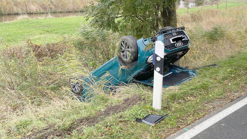 Das Auto landete kopfüber im Graben. Foto: Feuerwehr