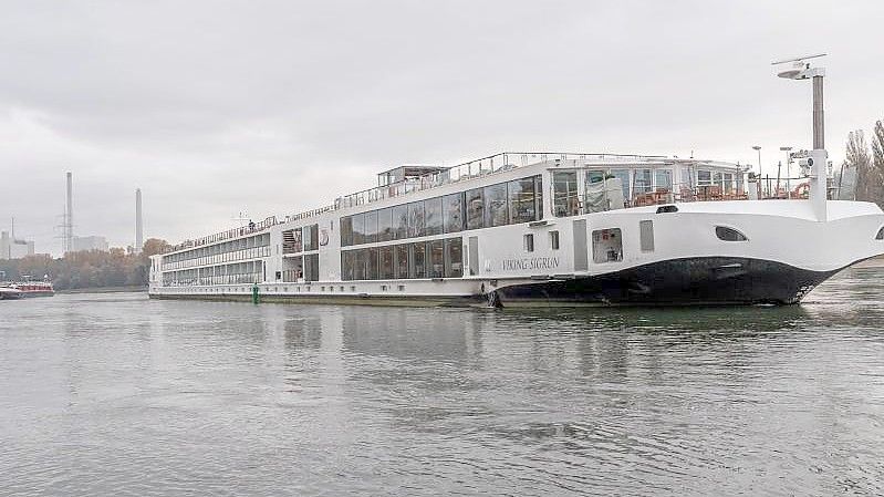 Ein Fahrgastkabinenschiff mit etwa 90 Passagieren an Bord liegt auf dem Rhein fest. Foto: Aaron Klewer/Einsatz-Report24/dpa