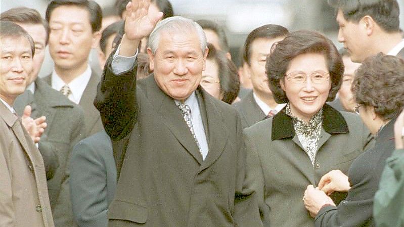 Der frühere südkoreanische Präsident Roh Tae Woo neben seiner Frau Kim Ok Sook, nachdem er 1997 aus dem Gefängnis entlassen wurde. Foto: Uncredited/Yonhap/dpa