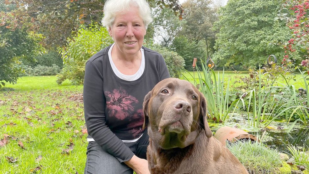 Agnes Nähle-Börjes mit ihrem Hund Lilly, der auch schon ehrenamtlich in der Demenzabteilung des Reilstiftes im Einsatz war. Die 72-jährige Rhauderfehnerin bedauert, dass sie als Ungeimpfte in der Frohen Runde der katholischen Kirche nicht mehr willkommen ist. Foto: Janßen