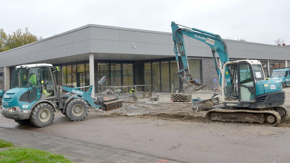 Derzeit wird noch am Parkplatz vor dem neuen Aldi-Markt an der Wiesenstraße gearbeitet. Foto: Aiko Recke