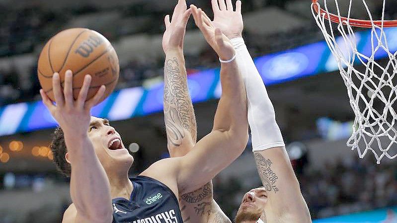 Mavericks-Forward Dwight Powell (l) zieht gegen Daniel Theis zum Korb. Foto: Brandon Wade/AP/dpa