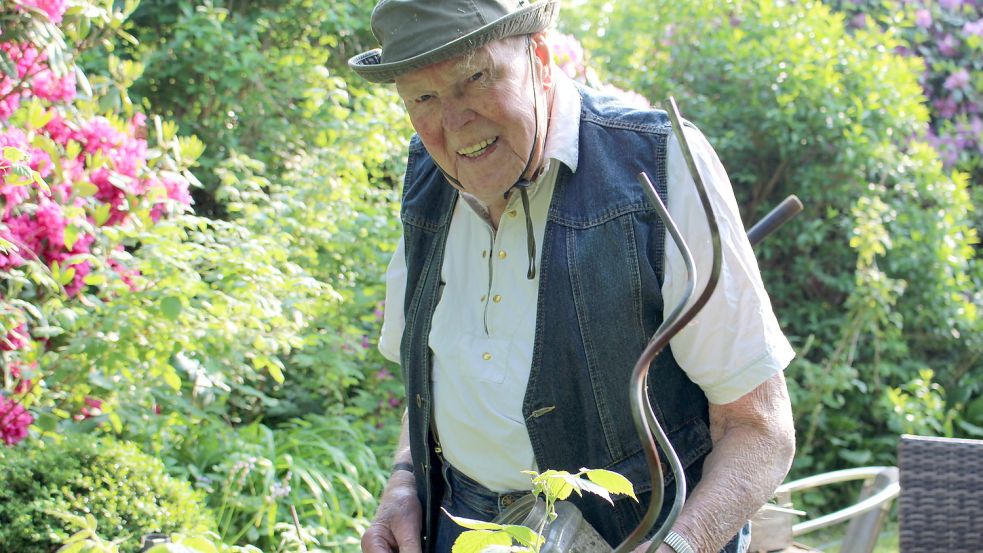 Alfred Meyer kurz vor seinem 95. Geburtstag in seinem Garten. Foto: Wolf-Rüdiger Saathoff