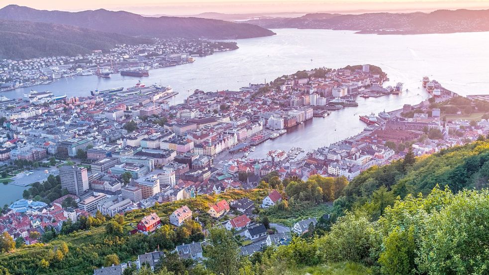 „Das Tor zu den Fjorden“ so wirbt die Stadt Bergen Touristen an. Die zweitgrößte norwegische Stadt hat aber noch mehr zu bieten. Foto: imago images/Luis Fernando Dafos
