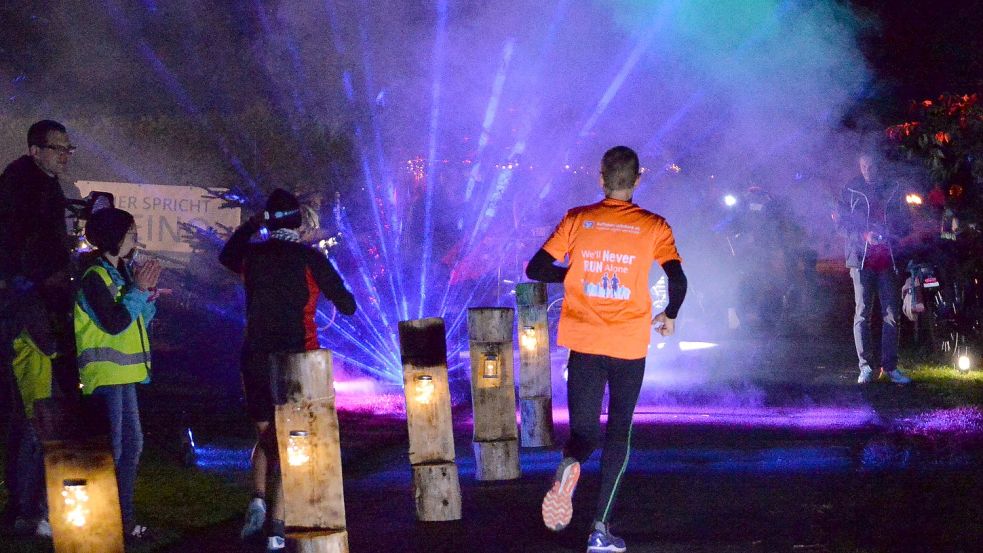 Der Fankeweg verwandelte sich in ein buntes Lichtermeer. Selbst gefertigte Holzlaternen trennten die Strecke vom Zieleinlauf. Fotos: Bernd Wolfenberg
