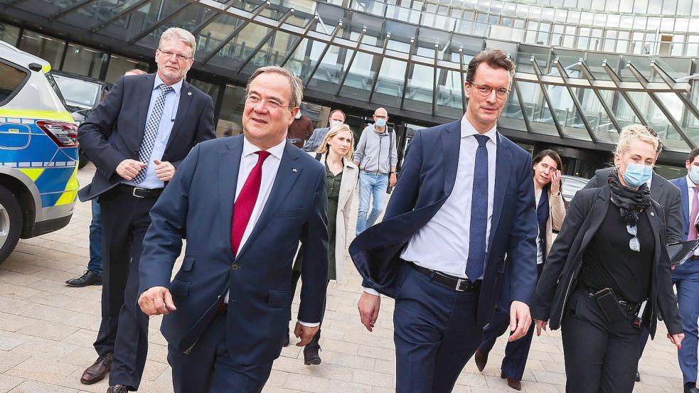 Schweres Erbe: Hendrik Wüst (2. von rechts) ist zum Nachfolger von NRW-Ministerpräsident Armin Laschet gewählt worden. Foto: Foto: dpa/Rolf Vennenbernd