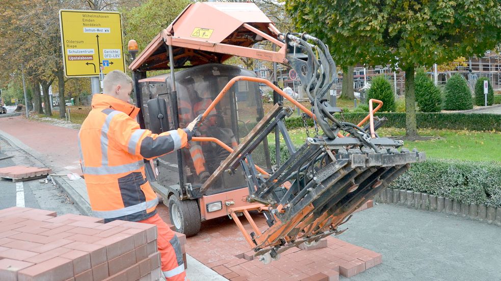 Mitarbeiter der Baufirma Strabag verlegten am Mittwoch das Gehwegpflaster vor der Bundesbehörde. Foto: Aiko Recke
