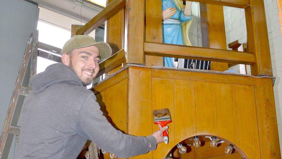 Thomas Wilken Junior verhilft der Auricher Weihnachtspyramide zu neuem Glanz. Foto: Franziska Otto