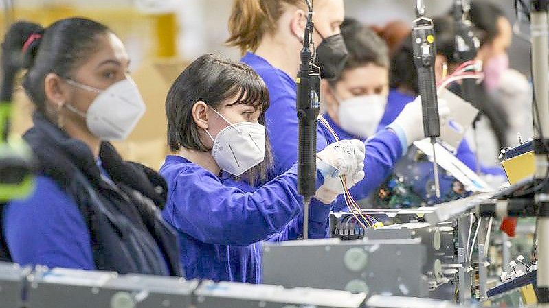 Mitarbeiterinnen einer Fabrik im tschechischen Pilsen (Symbolbild). Foto: Chaloupka Miroslav/CTK/dpa