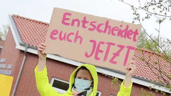 „Entscheidet euch jetzt“ hieß es vor einigen Monaten auf einem Plakat zu einer Demo für Kita-Plätze in Moordorf. Der Satz ist nach wie vor aktuell. Archivfoto: Karin Böhmer