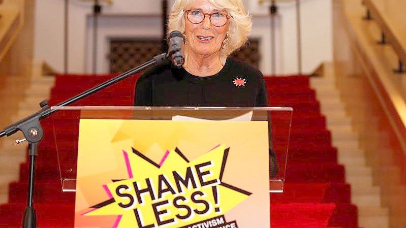 Camilla, Herzogin von Cornwall, spricht während eines Empfangs für das „Shameless! Festival“ gegen sexuelle Gewalt in London. Foto: Peter Nichols/PA Wire/dpa