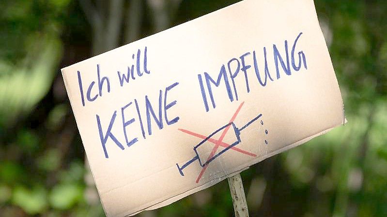 Ein Schild mit der Aufschrift „Ich will keine Impfung“ hält ein Demonstrationstelnehmer. Foto: Sebastian Kahnert/dpa-Zentralbild/dpa