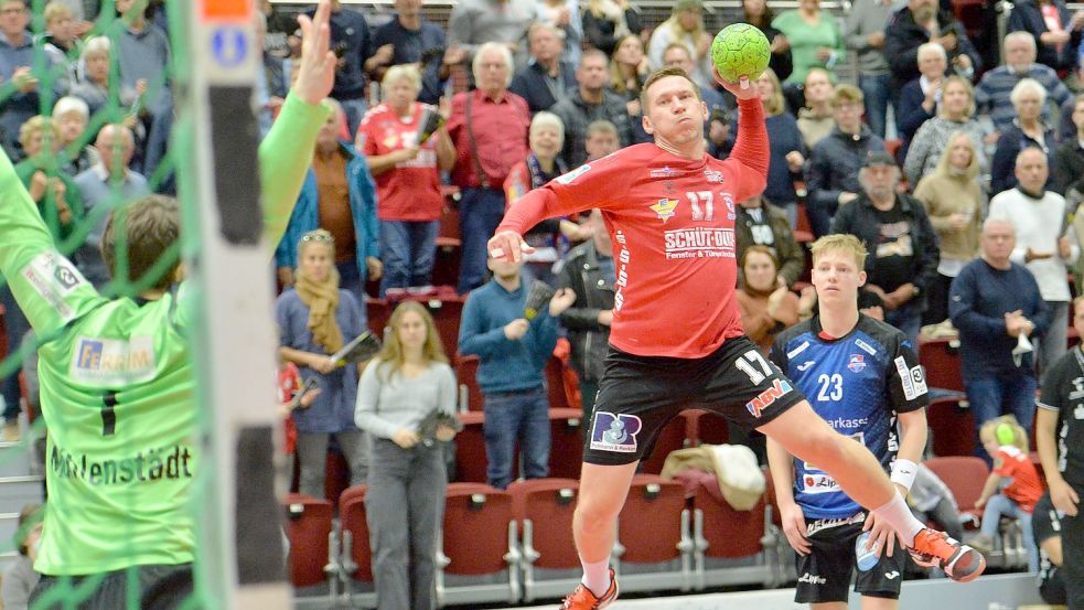 Evgeny Vorontsov und seine Teamkollegen vom OHV machten es am vergangenen Sonntag gegen die HSG Handball Lippe II spannend. Aber sie waren am Ende siegreich. Am Sonnabend müssen sie bei der TSG Altenhagen-Heepen Bielefeld antreten. Foto: Bernd Wolfenberg