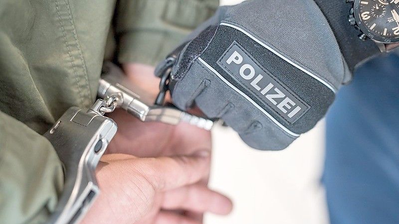 Ein Mann, der seine Geldstrafe nicht bezahlen konnte, wurde von der Bundespolizei aufgegriffen. Foto: Bundespolizei