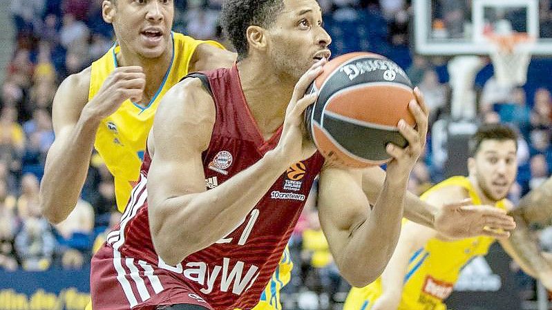 Augustine Rubit setzte sich mit Bayerns Basketballern gegen Alba Berlin mit Louis Olinde (l) durch. Foto: Andreas Gora/dpa