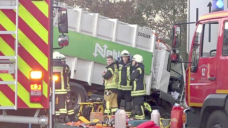 Feuerwehrleute an der Unfallstelle im friesischen Jever. Foto: Andre van Elten/TNN/dpa