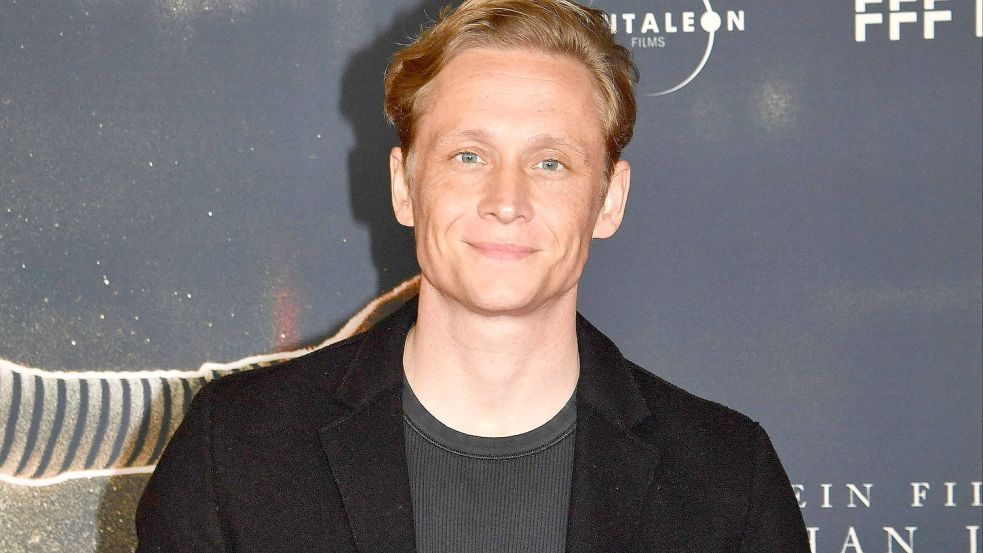 Matthias Schweighöfer bei der Kino Premiere des Films Resistance. Der Schauspieler trat am 28. Oktober in einer der bekanntesten amerikanischen Talkshows auf. Foto: imago images/APress