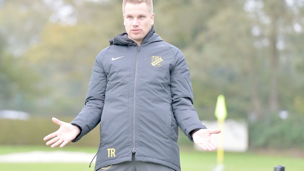 Weenes Trainer Marco Frerichs hat die 0:7-Niederlage gegen Norden noch nicht ganz verdaut. Foto: Bernd Wolfenberg